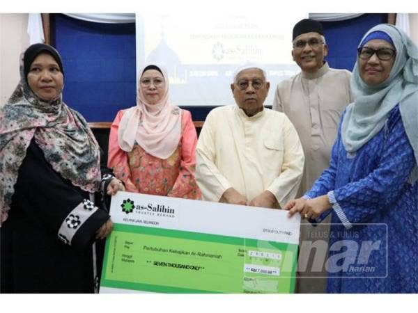 Abdul Aziz menyampaikan sumbangan wang tunai sebanyak RM7,000 yang berjaya dikumpul kepada wakil Pertubuhan Kebajikan Ar-Rahmaniah, Hulu Selangor.