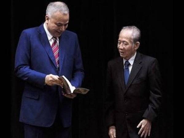 Sultan Nazrin melancarkan buku autobiografi Kay Kim pada 2017. 