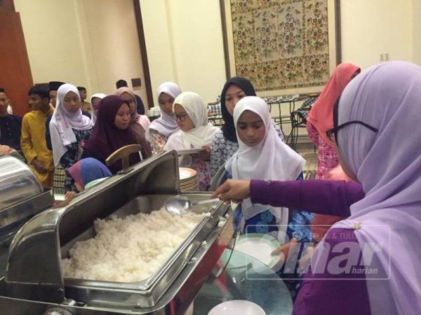 Anak-anak yatim dilayan oleh kakitangan hotel dengan mesra.