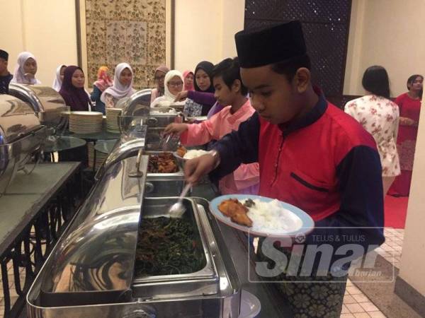 Sebahagian anak yatim mengambil makanan untuk juadah berbuka di Hotel Avillion, semalam.