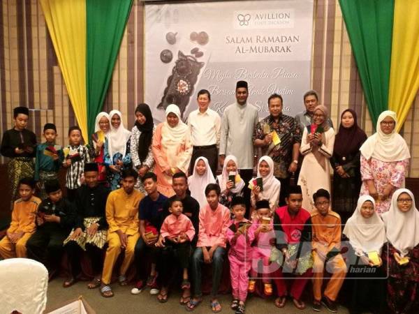 Hasni (empat dari kanan) bergambar bersama anak-anak yatim Kampung Sri Rusa dalam majlis berbuka di Hotel Avillion, semalam.

