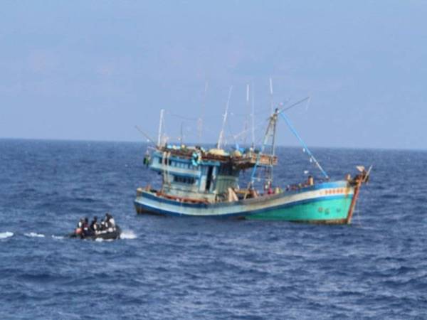 Bot nelayan Vietnam yang ditahan kapal KD Handalan kerana menceroboh dan menangkap ikan tanpa kebenaran dalam kawasan perairan negara.