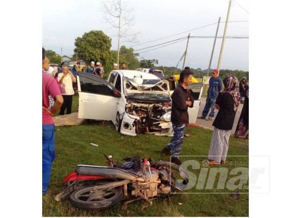 Kenderaan kedua-dua mangsa kemalangan di Jalan Kuala Krai-Batu Balai rosak teruk.
