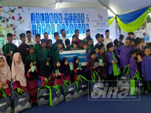 Seramai 50 orang kanak-kanak kurang bernasib baik diraikan dan diberikan sumbangan duit raya, barangan cenderahati pada Majlis Jalinan Mesra dan Iftar Ramadan Litrak dan Sprint bersama Pusat Jagaan Kasih Nur Muhammad, Kota Damansara di Kompleks Operasi Litrak semalam.