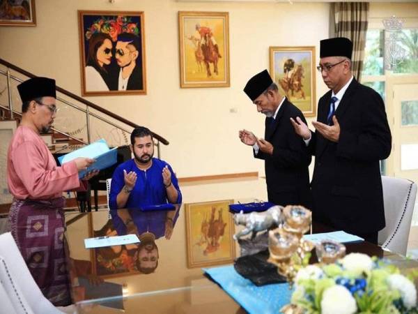 Tunku Ismail ketika menyerahkan bayaran zakat pada pertemuan tersebut.
