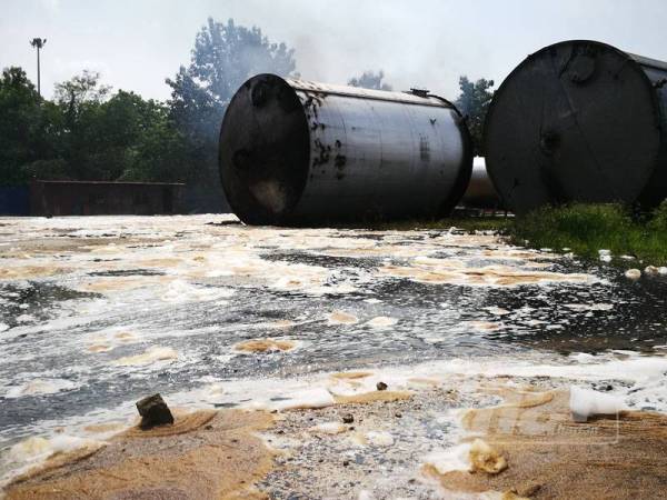 Semburan buih yang digunakan untuk memadam kebakaran.
