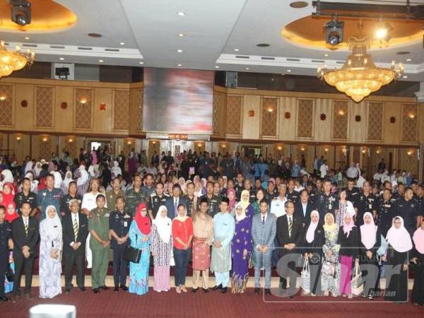 Ahmad Faizal (tengah) bersama 22 pasukan beruniform yang hadir pada majlis pembungkusan dan penyerahan juadah Aidilfitri 2019 hari ini.
