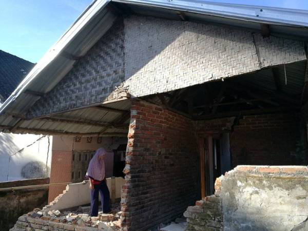 Keadaan rumah penduduk yang musnah tidak dapat didiami selepas gempa bumi, tahun lalu. - Foto Sinar Harian