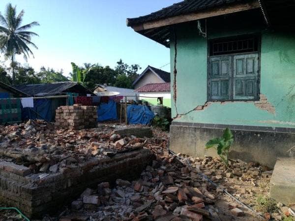 Kediaman penduduk sudah tidak selamat didiami. - Foto Sinar Harian