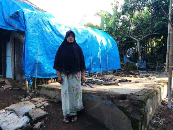 Muslihun berdiri di tepi tapak rumahnya yang musnah selepas gempa pertama melanda kampung itu, Julai lalu. - Foto Sinar Harian