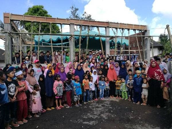 Kampung Dusun Dasan Baru di Lombok Timur menerima masjid baharu bernilai RM100,000 daripada sumbangan rakyat Malaysia selepas masjid asal musnah dalam gempa bumi Julai lalu. - Foto Sinar Harian