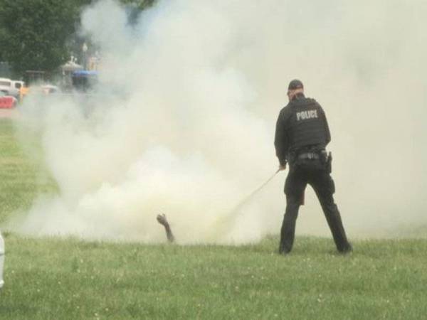 Polis segera memadam api yang membakar tubuh lelaki tersebut.