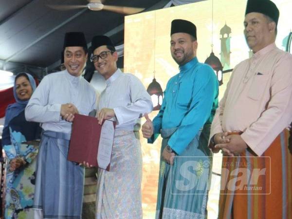 Adly Shah turut menerima lot tanah yang disampaikan oleh Ahmad Faizal pada majlis yang berlangsung di sini semalam.