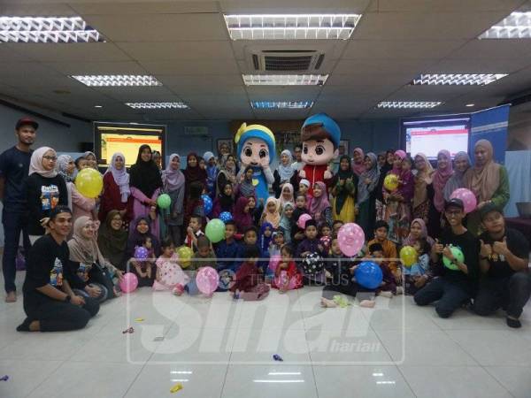 Majlis diserikan dengan kehadiran maskot Omar & Hana.