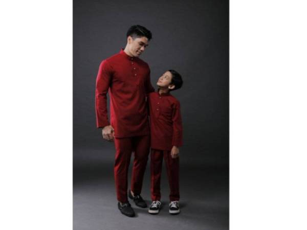 SELAIN baju Melayu, koleksi ByRAA juga boleh digayakan sebagai kurta kerana
ukurannya yang sedikit labuh dan mempunyai poket pada bahagian dada.