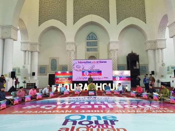 Sultan Perak, Sultan Nazrin Shah berkenan berangkat mencemar duli untuk bersama mengimarahkan Ramadan dengan penghayatan al-Quran melalui World #QuranHour di Masjid Sultan Haji Ahmad Shah, Universiti Islam Antarabangsa Malaysia (UIAM), hari ini. Turut bersama Menteri Besar Selangor, Amirudin Shari; Rektor UIAM, Prof Emeritus Tan Sri Dzulkifli Abdul Razak dan Pengerusi Kumpulan Media Karangkraf, Datuk Hussamuddin Yaacub. - FOTO MOHD FAZLI ZAINUL ABIDIN