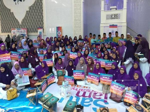 Antara peserta wanita yang menjayakan World #QuranHour di Masjid Kota Iskandar di sini hari ini.