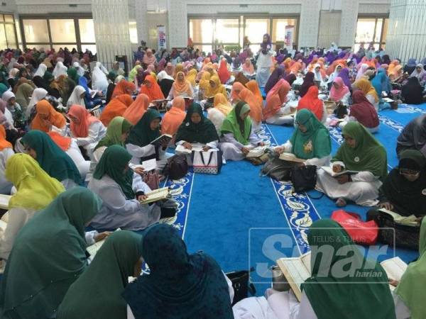 Peserta wanita yang menjayakan World #QuranHour di Masjid Kota Iskandar, Iskandar Puteri hari ini.