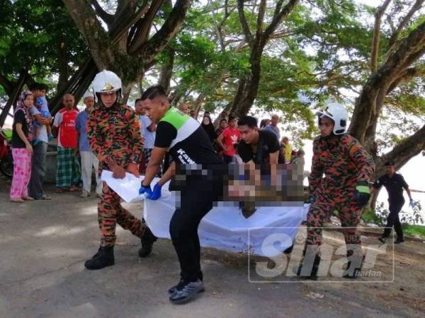 Mayat warganegara Thailand ditemukan terapung di dalam Sungai Kelantan diusung anggota bomba Wakaf Bharu dan polis untuk dihantar ke Hospital Tumpat.
