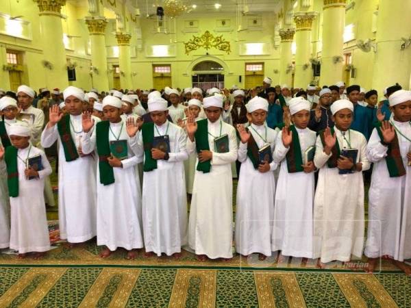 Peserta World #QuranHour melafazkan ikrar al-Quran untuk menjadikan kitab suci ini sebagai panduan sepanjang hayat.