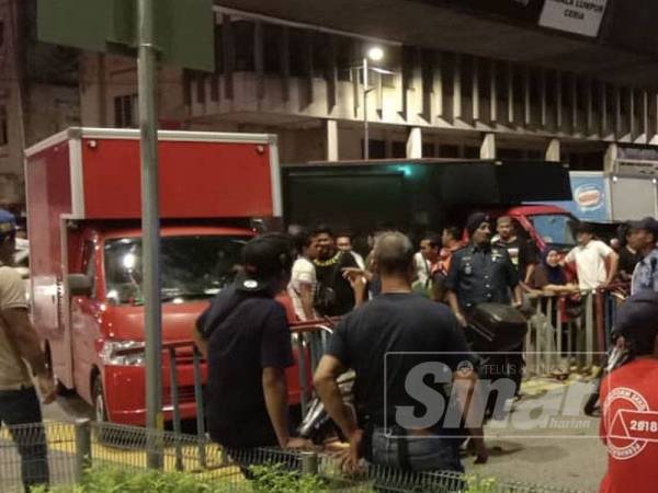 Peniaga-peniaga kenderaan saji yang melakukan protes kerana mendakwa dihalang DBKL untuk beroperasi di Jalan Raja malam tadi.