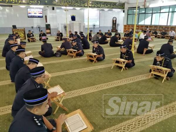 Bacaan serentak Surah Al-Kahf tepat jam 12 tengah hari di Masjid PDRM Bukit Aman. 