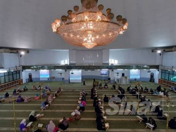 Peserta World #QuranHour disusun dengan formasi PDRM di Masjid PDRM.