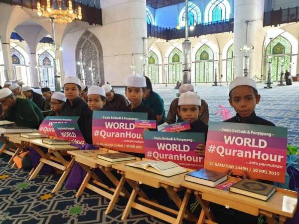 Kanak-kanak antara jemaah yang tidak ketinggalan untuk sama-sama membaca dan mengalunkan surah al-Kahfi.  - Foto Ihsan Masjid Negeri Selangor