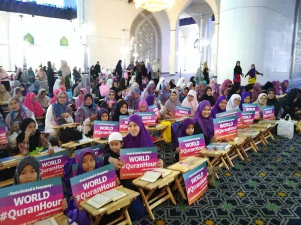 Antara jemaah wanita yang hadir memeriahkan program World #QuranHour di Masjid Sultan Salahuddin Abdul Aziz Shah hari ini.  - Foto Ihsan Masjid Negeri Selangor