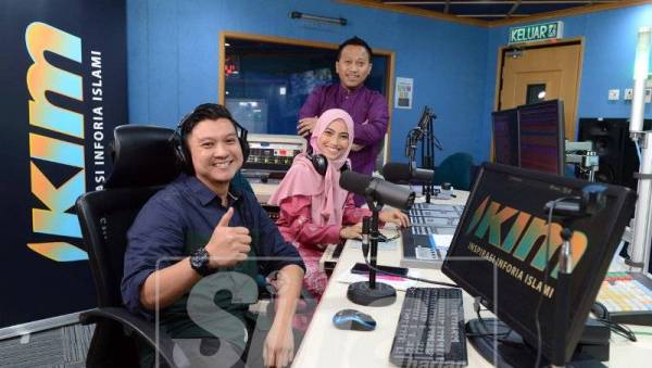 Dari kiri, Khairi Hazwan, Norhayati dan Mohammad Suffian ceria ketika bertugas di konti radio IKIM di Kuala Lumpur.