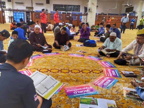 Peserta sedang kusyuk membaca surah Al Kahfi ayat 1 hingga 110 di Masjid Daerah SPT, Bandar Perda.