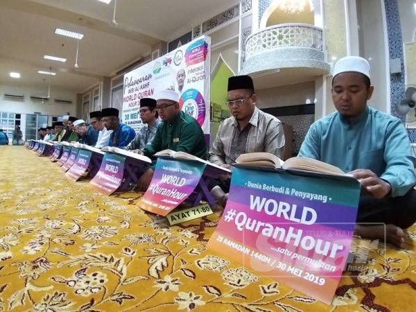 Peserta sedang kusyuk membaca surah Al Kahfi ayat 1 hingga 110 di Masjid Daerah SPT, Bandar Perda.