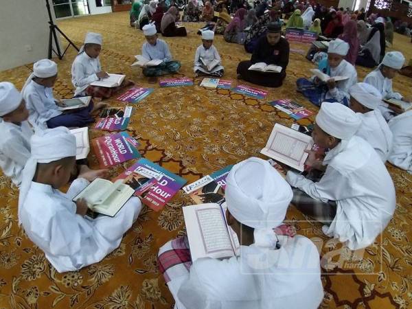 Pelajar sekolah antara yang hadir menjayakan World #QuranHour Peringkat Pulau Pinang hari ini.