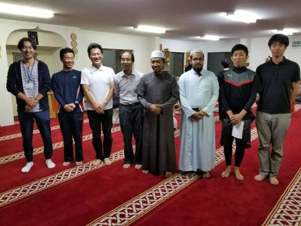 Tetamu bukan Islam diraikan dan dijemput untuk memperkenalkan diri kepada para jemaah selepas solat Maghrib di Masjid Mie, Jepun pada Ramadan tahun lalu.