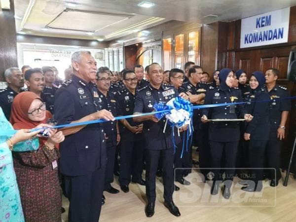 Ketua Polis Johor, Datuk Mohd Khalil Kader Mohd menyempurnakan perasmian Bangunan Residensi Kelab Polis di IPK Johor di sini hari ini.