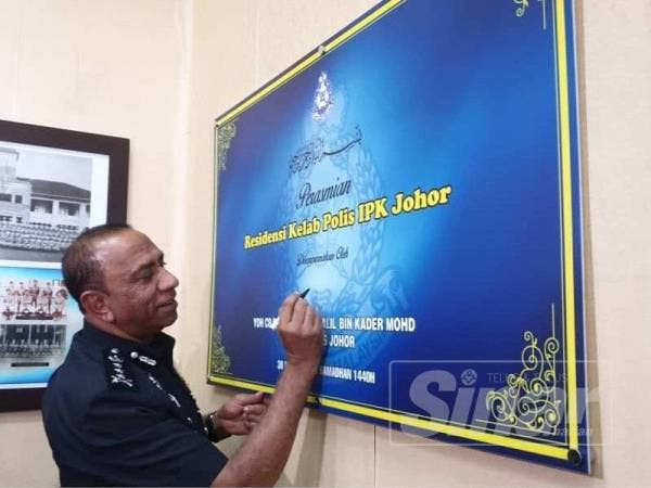 Ketua Polis Johor, Datuk Mohd Khalil Kader Mohd menandatangani plak perasmian bangunan Residensi Kelab Polis IPK Johor di sini hari ini.