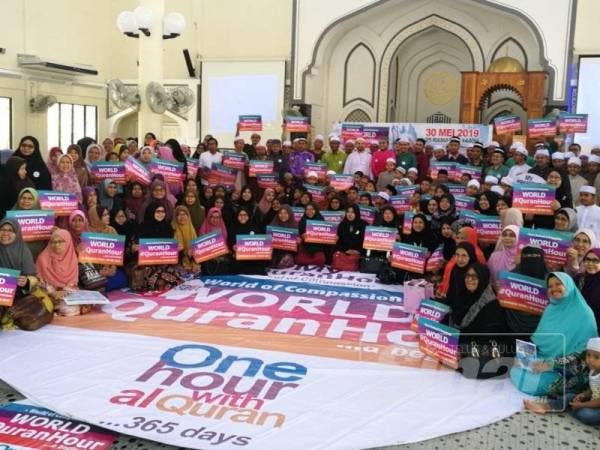 Peserta yang hadir merakamkan gambar kenangan selepas program World #QuranHour di Masjid Sultan Ahmad Shah, Sungai Isap, di sini hari ini.