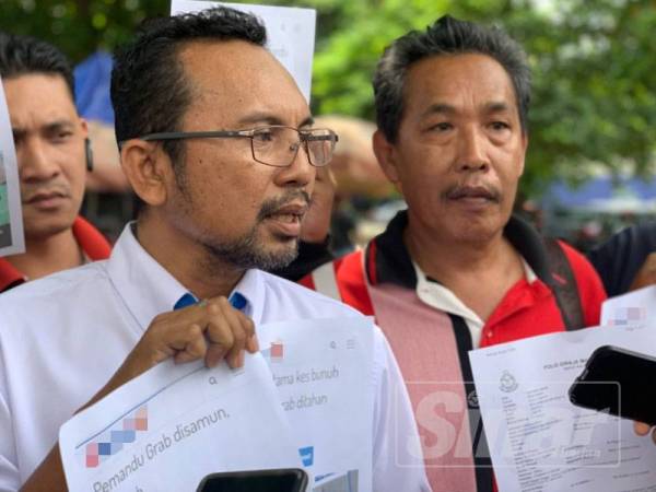 Mohamad Nor (kiri) menggesa tindakan segera daripada pihak berkaitan agar sistem aplikasi ditambah baik.