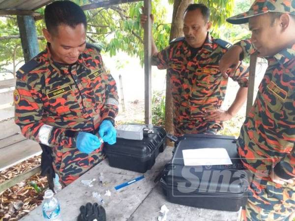 Analisis sample yang diambil oleh pakar Hazmat untuk mengetahui maklumat kandungan bahan kimia itu.