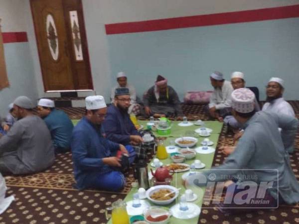 Pihak AADK Yan berbuka puasa bersama pelajar Madrasah Mazahirul Ulum Bukit Choras kelmarin.