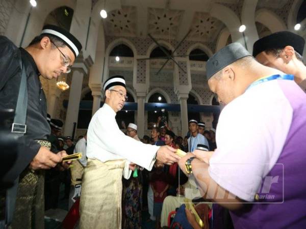 Al-Sultan Abdullah menyampaikan sumbangan kepada penerima golongan asnaf di Masjid Sultan Ahmad Shah 1, di sini hari ini.