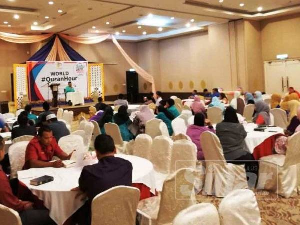 Para peserta bersama-sama membaca dan tadabbur al-Quran.