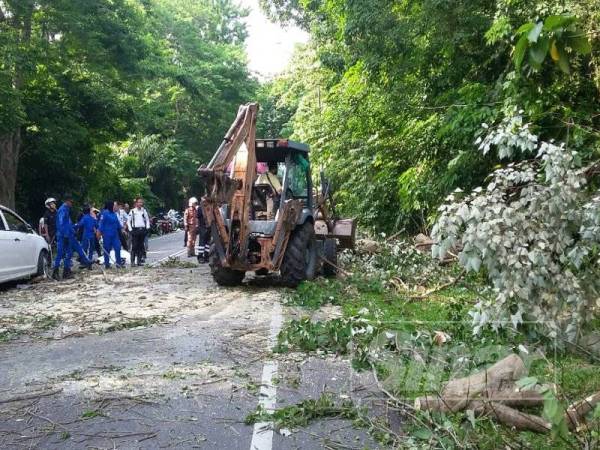 Kerja pembersihan sedang dijalankan di lokasi kejadian bagi membolehkan kenderaan bergerak seperti sedia kala.