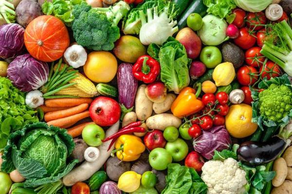 Amalkan pemakanan sihat dengan menikmati sayur-sayuran dan buah-buahan.