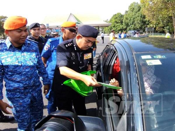 Noorzainy turut mengedarkan cenderahati dan borang maklumat balik kampung kepada pemandu kenderaan.