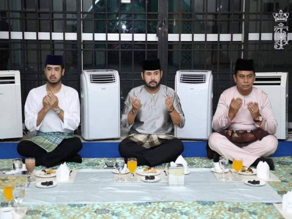 TMJ dan Tunku Temenggong Johor di Masjid Al-Hikmah, Parit Kadhi Muar. - Foto ihsan Facebook HRH Crown Prince of Johor
