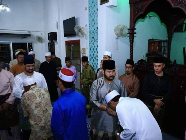 TMJ dan Tunku Temenggong Johor bersalam dengan jemaah Masjid Al-Hikmah, Parit Kadhi Muar. - Foto ihsan Facebook HRH Crown Prince of Johor 