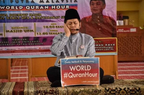 Ustaz Amirahman mengalunkan bacaan ayat suci al-Quran pada Majlis Khatam al-Quran Perdana UPM 2019 sempena World #QuranHour di Masjid UPM, Serdang semalam