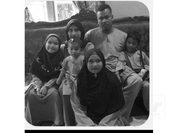 Ruslan (dua dari kanan) dan anak tirinya Puteri Aliya Soffieya (kiri) yang maut dalam nahas di KM49.5 Jalan Johor Bahru-Mersing, petang semalam.
