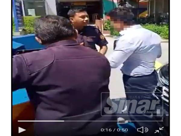 Rakaman video yang tular di laman sosial memaparkan tindakan lelaki terbabit cuba menghalang anggota penguatkuasa menunda keretanya.l